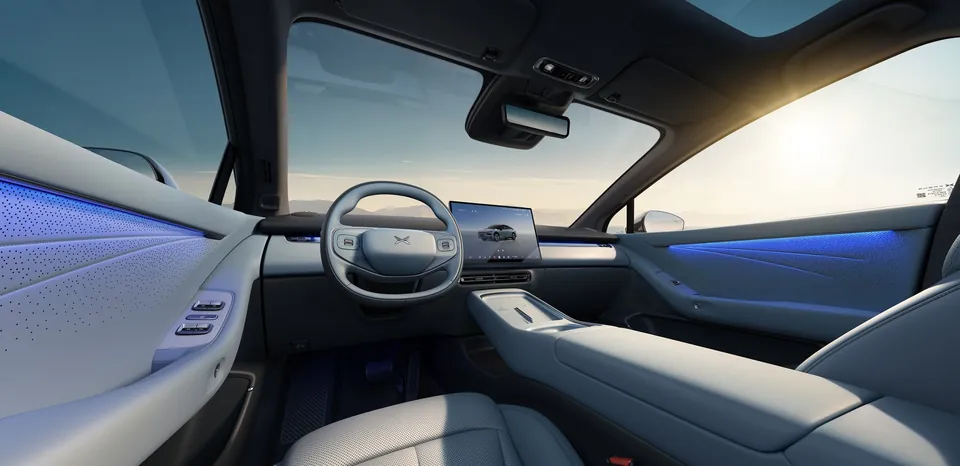 XPENG P7+ — Передняя часть салона